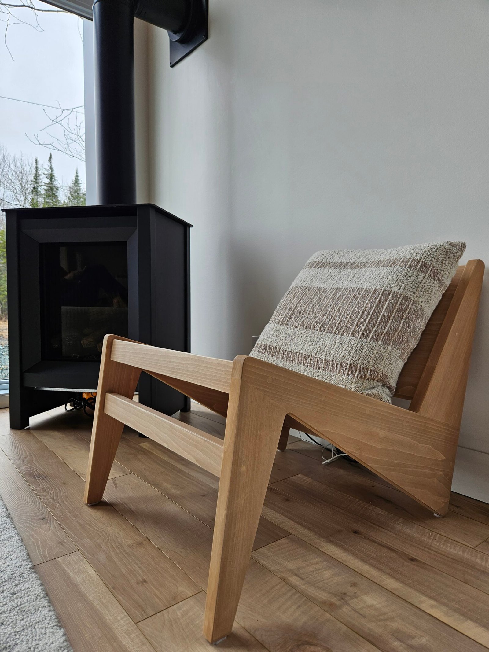 Salon avec vue sur le foyer intérieur du chalet Le Hygge Hytte