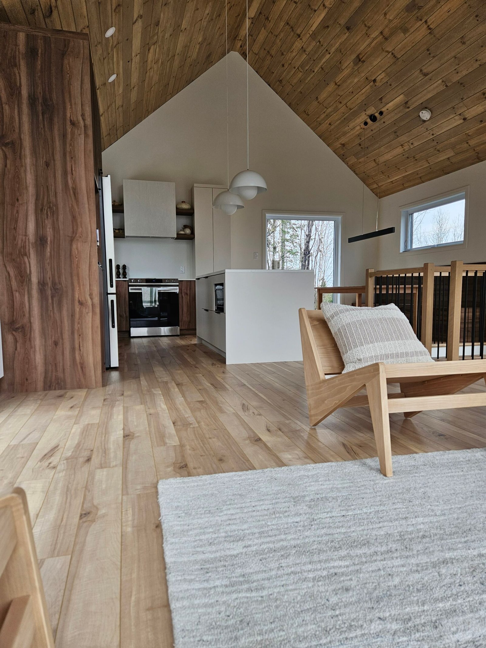 Vue du salon sur la cuisine du chalet Le Hygge Hytte