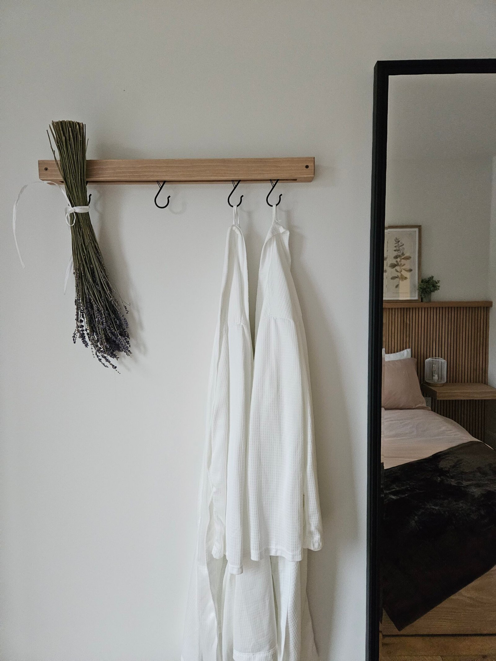 Pôle, peignoirs et miroir dans les chambres du chalet Le Hygge Hytte