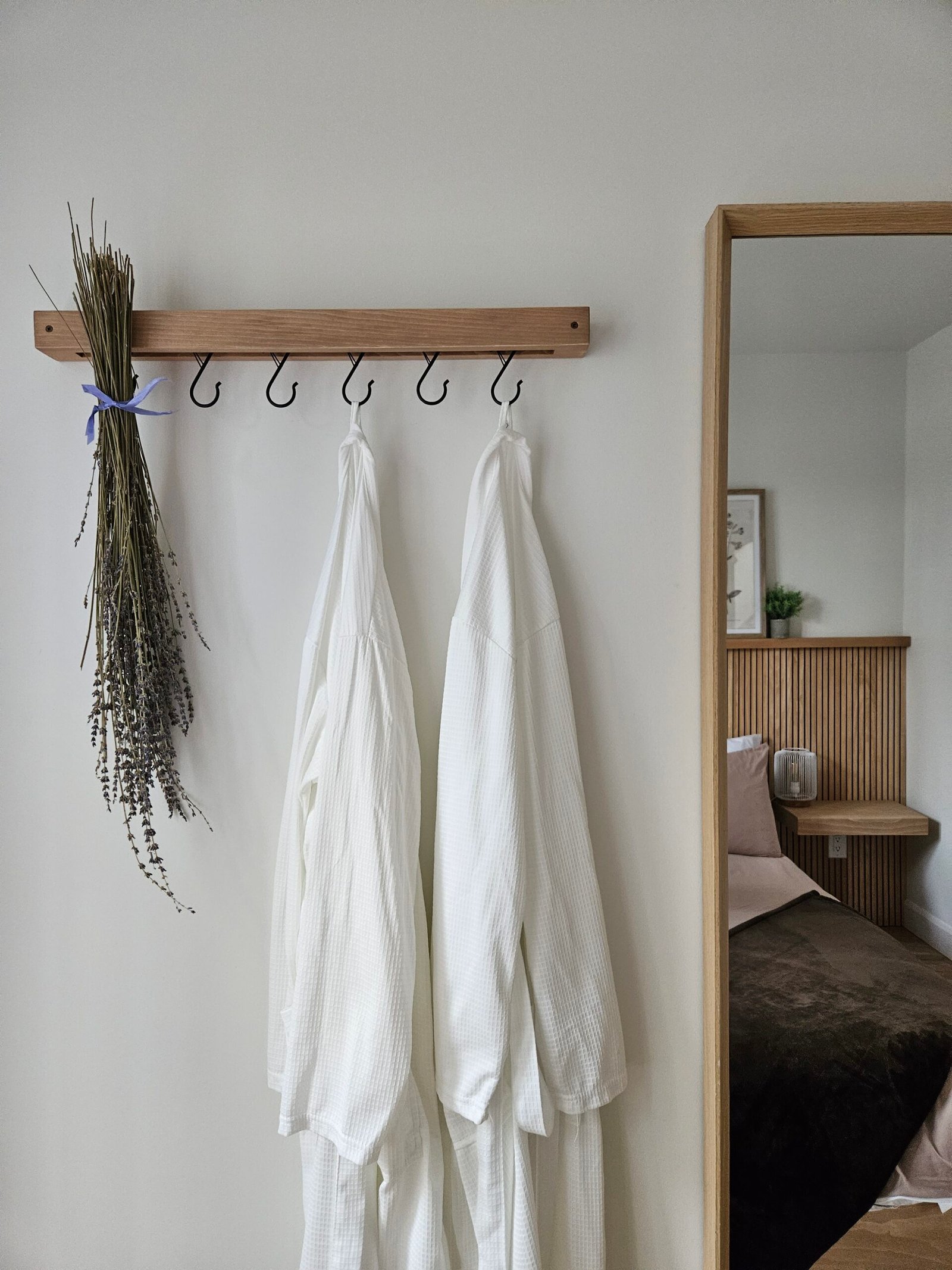 Pôle, peignoirs et miroir dans les chambres du chalet Le Hygge Hytte