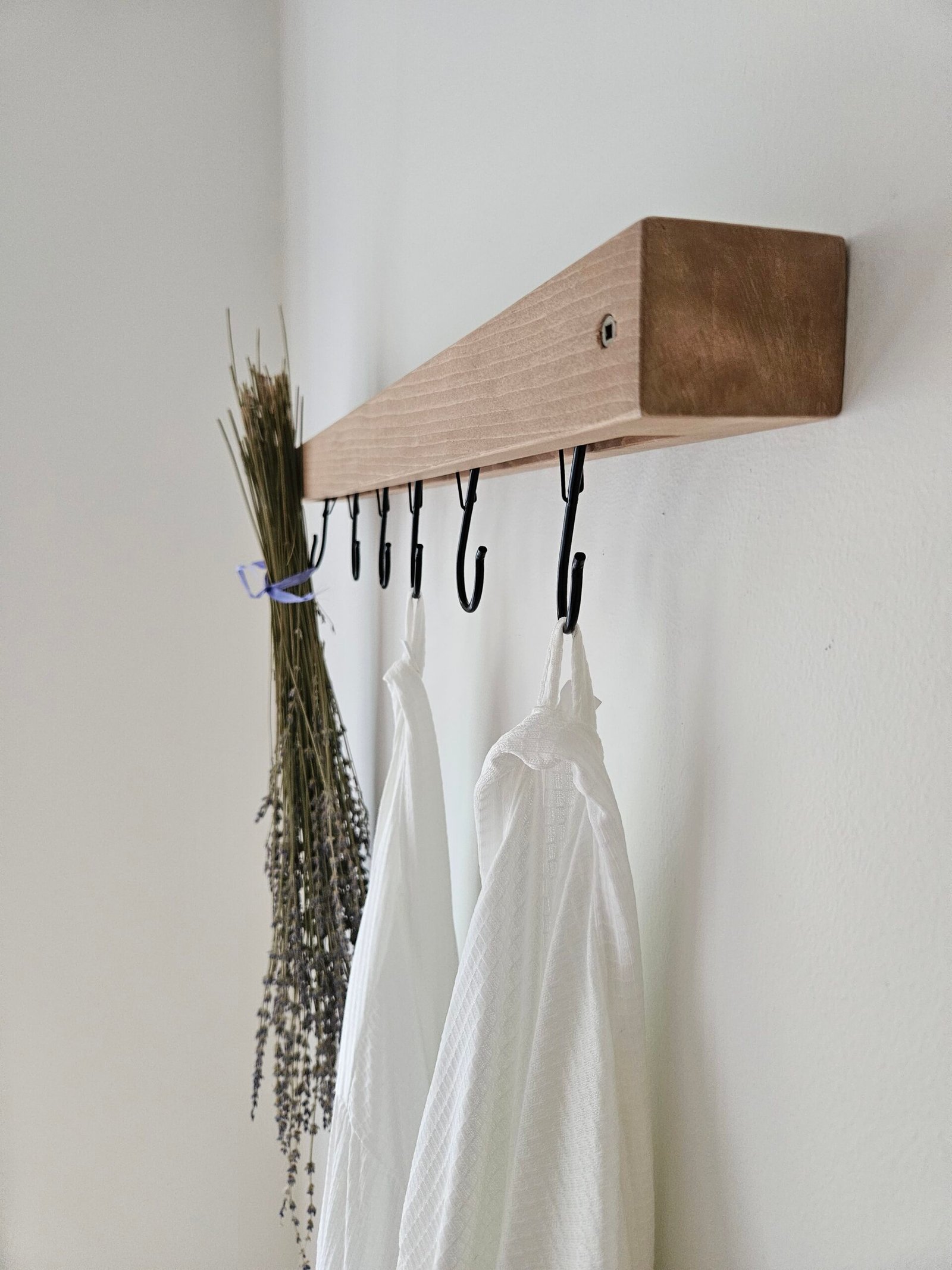 Pôle et peignoirs dans les chambres du chalet Le Hygge Hytte