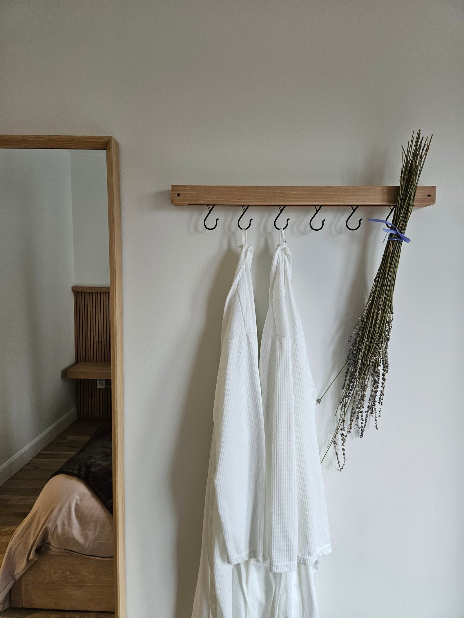 Pôle, peignoirs et miroir dans les chambres du chalet Le Hygge Hytte