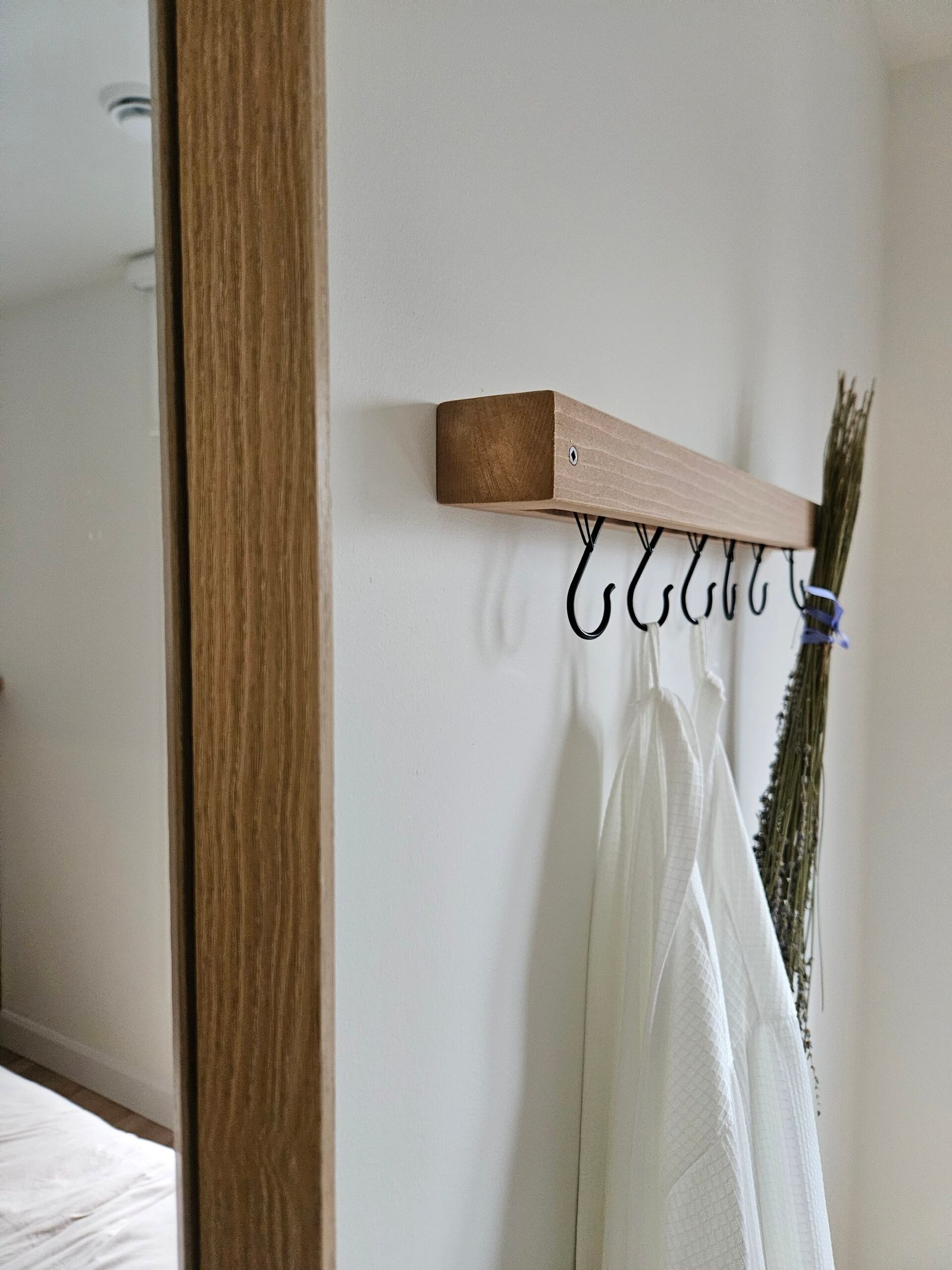 Pôle et peignoirs dans les chambres du chalet Le Hygge Hytte