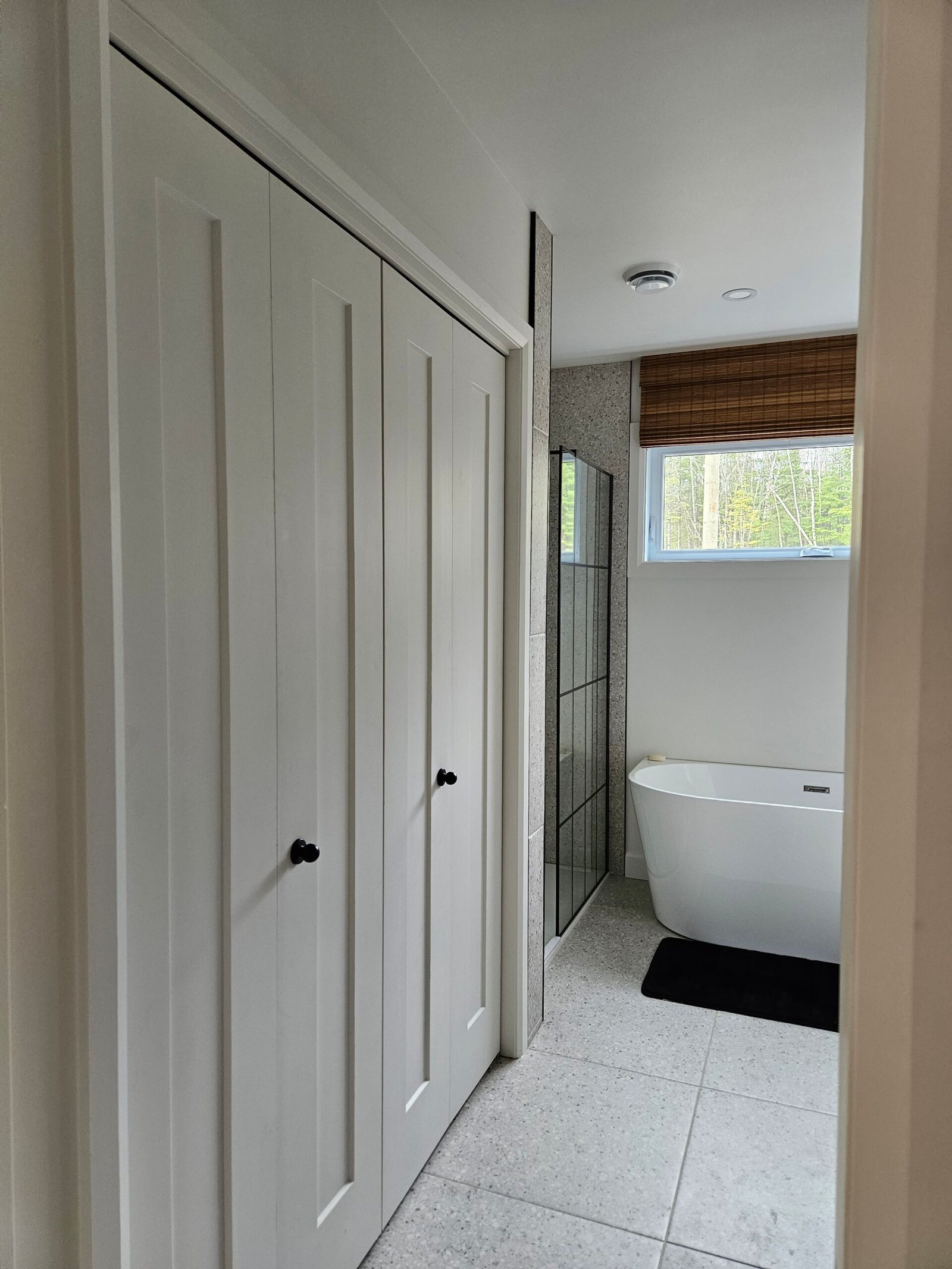 Vue globale de la salle de bain du chalet Le Hygge Hytte