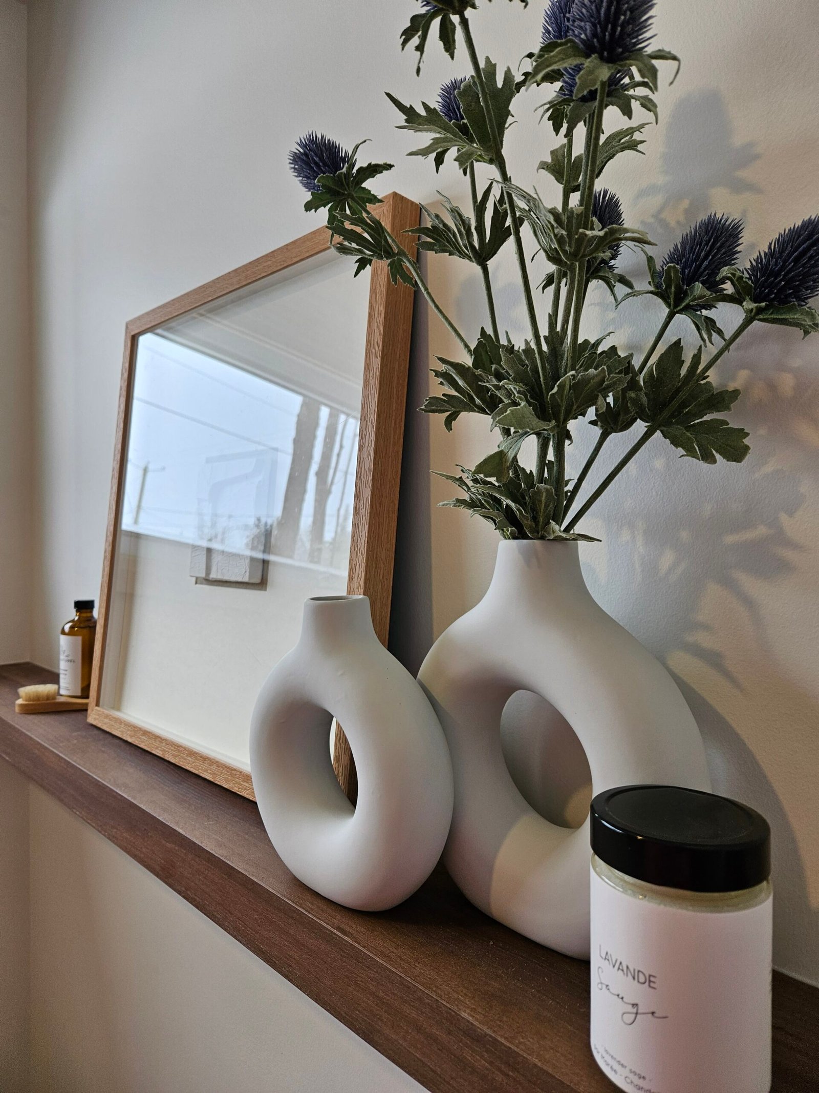 Tablette décorative de la salle de bain du chalet Le Hygge Hytte contenant des produits pour le bain