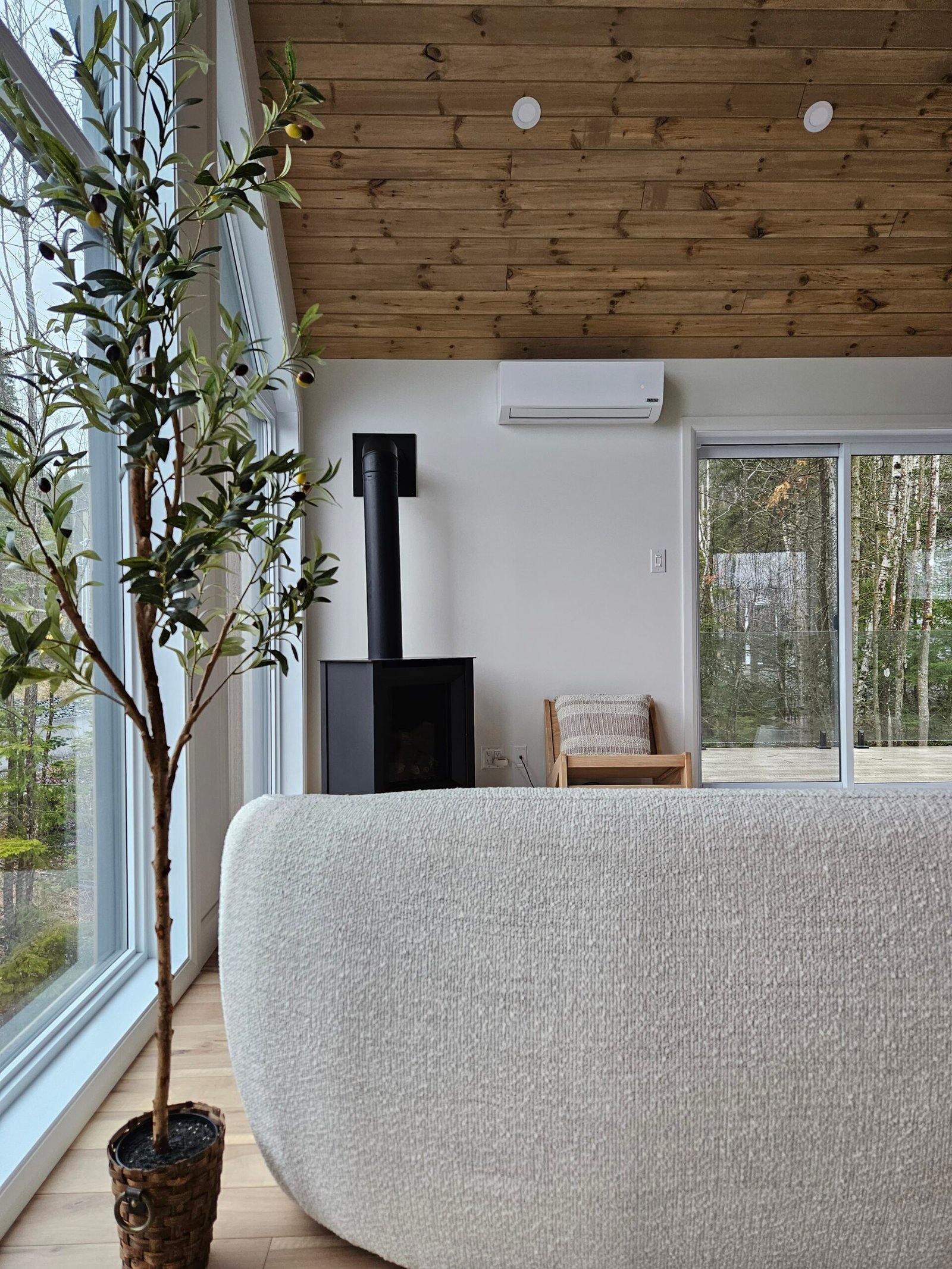 Salon avec vue sur le foyer intérieur du chalet Le Hygge Hytte