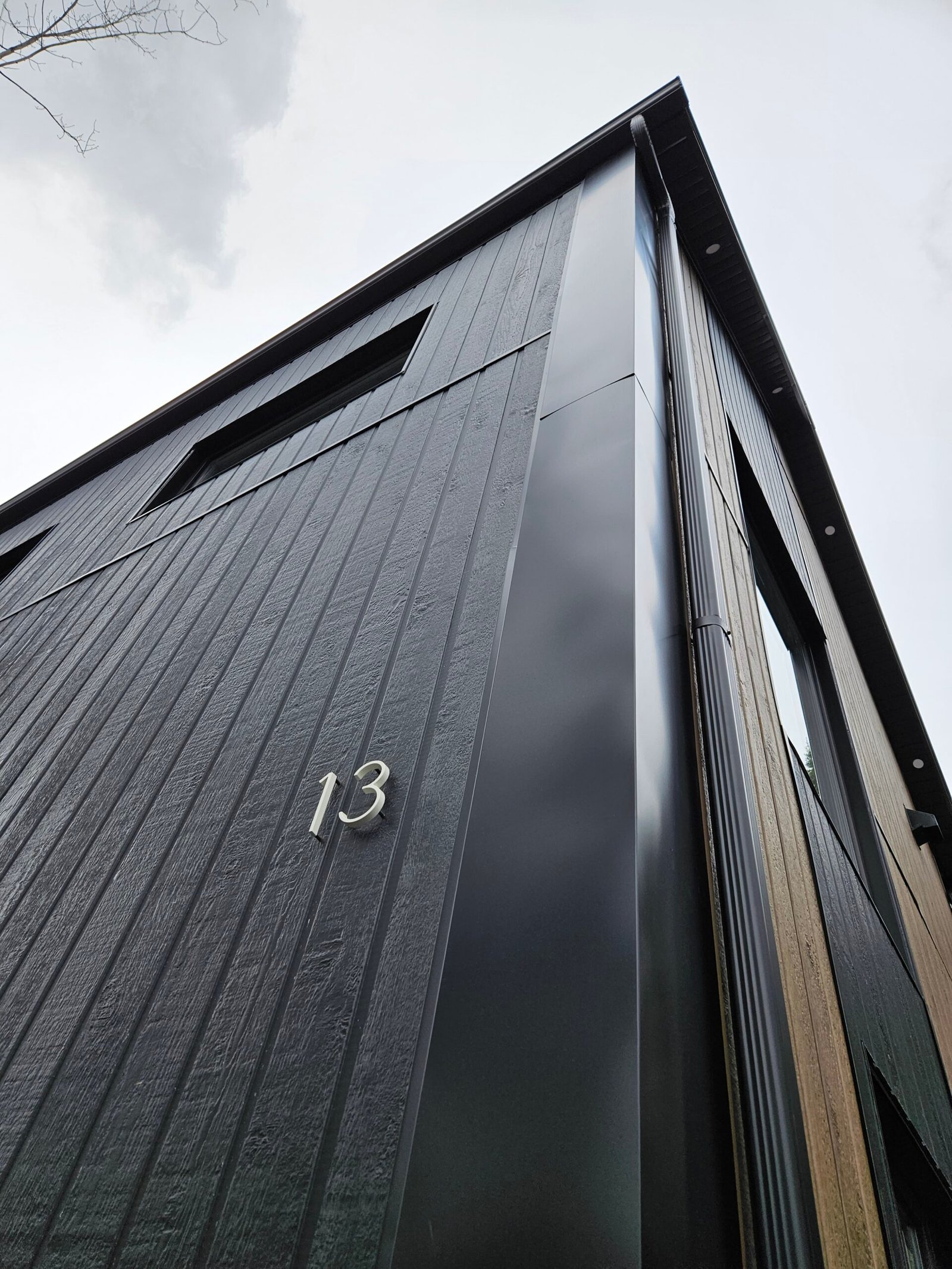 Façade du chalet Le Hygge Hytte avec l'adresse