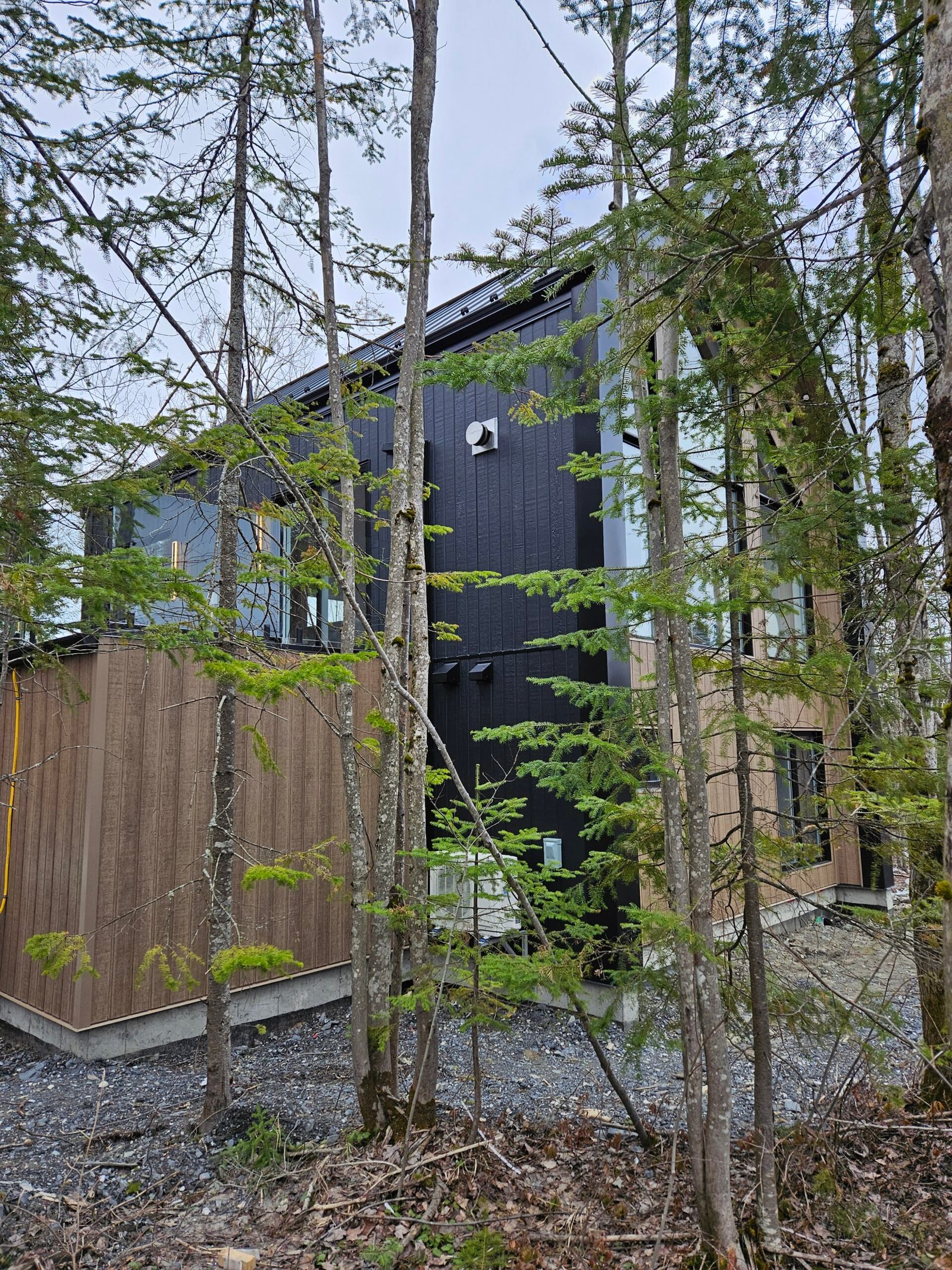 Façade et coin gauche du chalet Le Hygge Hytte