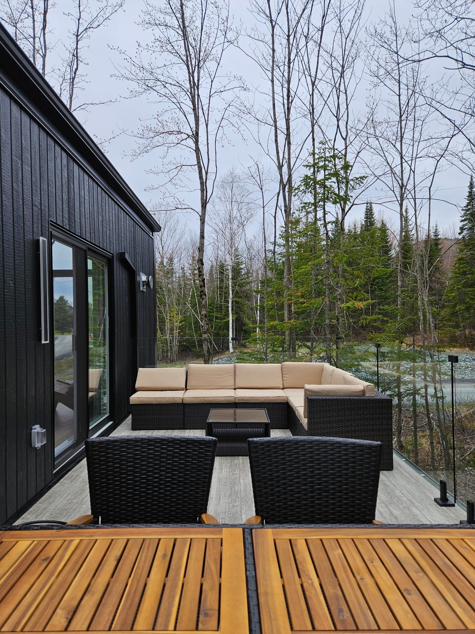 Espace repas extérieur et détente sur la terrasse du chalet Le Hygge Hytte