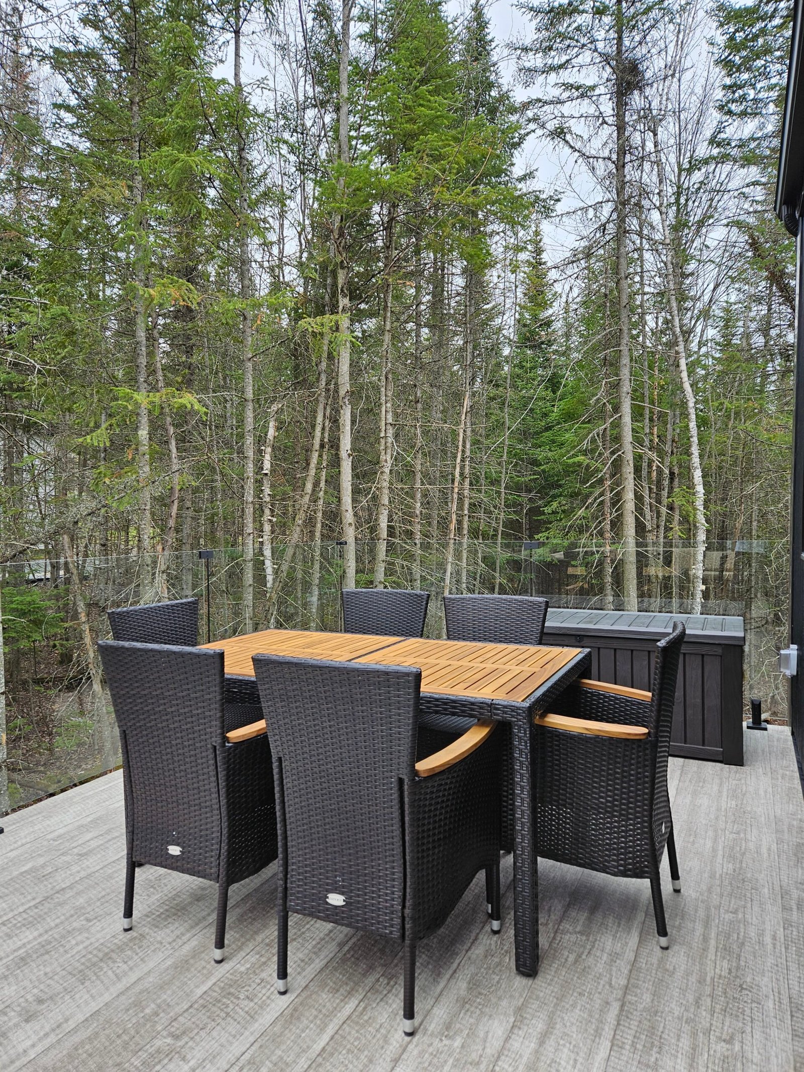 Espace repas extérieur sur la terrasse du chalet Le Hygge Hytte