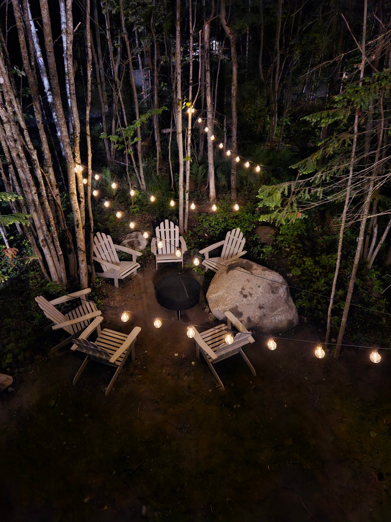 Vue de l'espace du foyer extérieur la soir du chalet Le Hygge Hytte