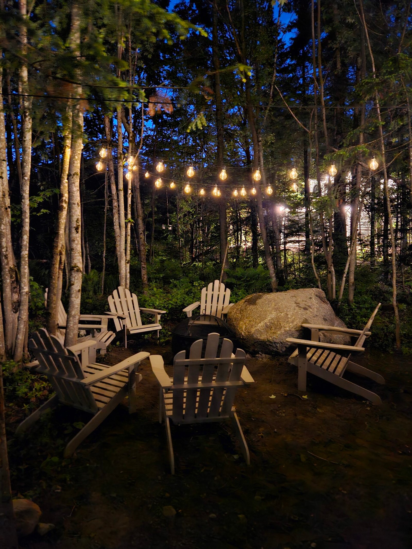 Vue de l'espace du foyer extérieur la soir du chalet Le Hygge Hytte