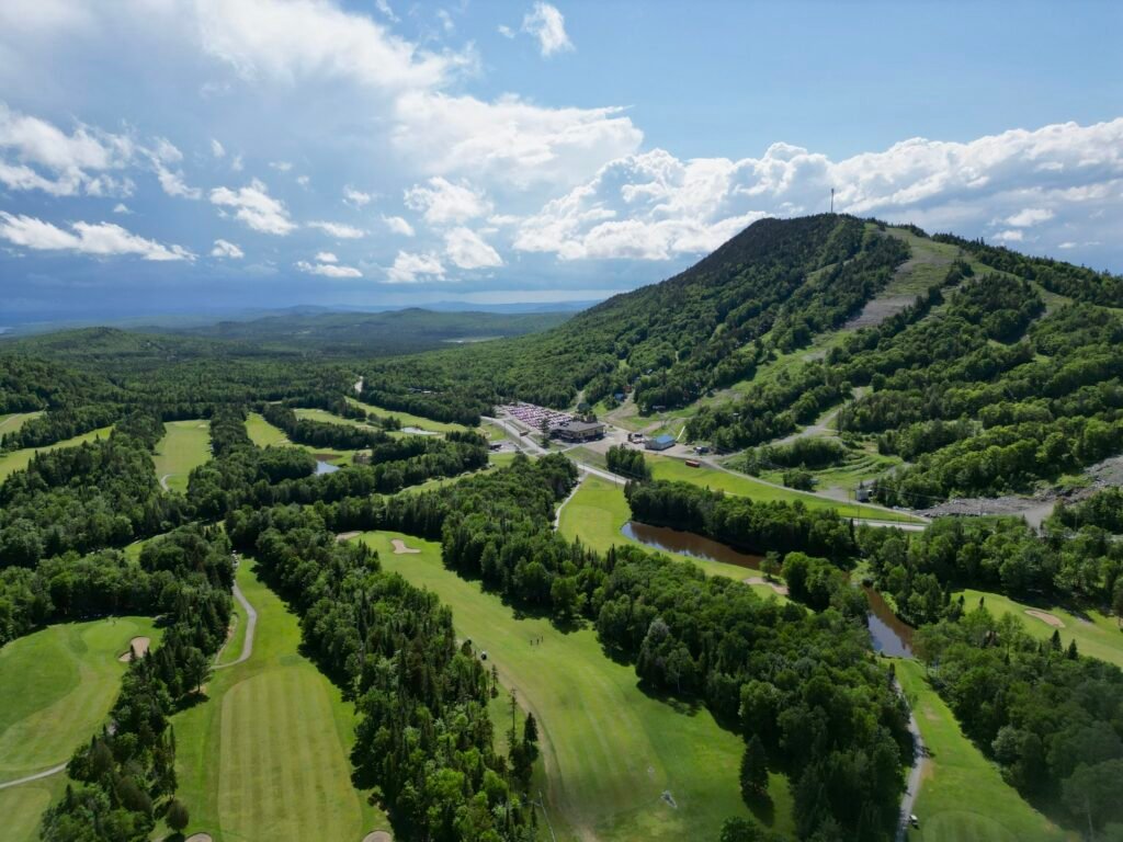 Montagne du Mont Adstock en été avec le terrain de golf 