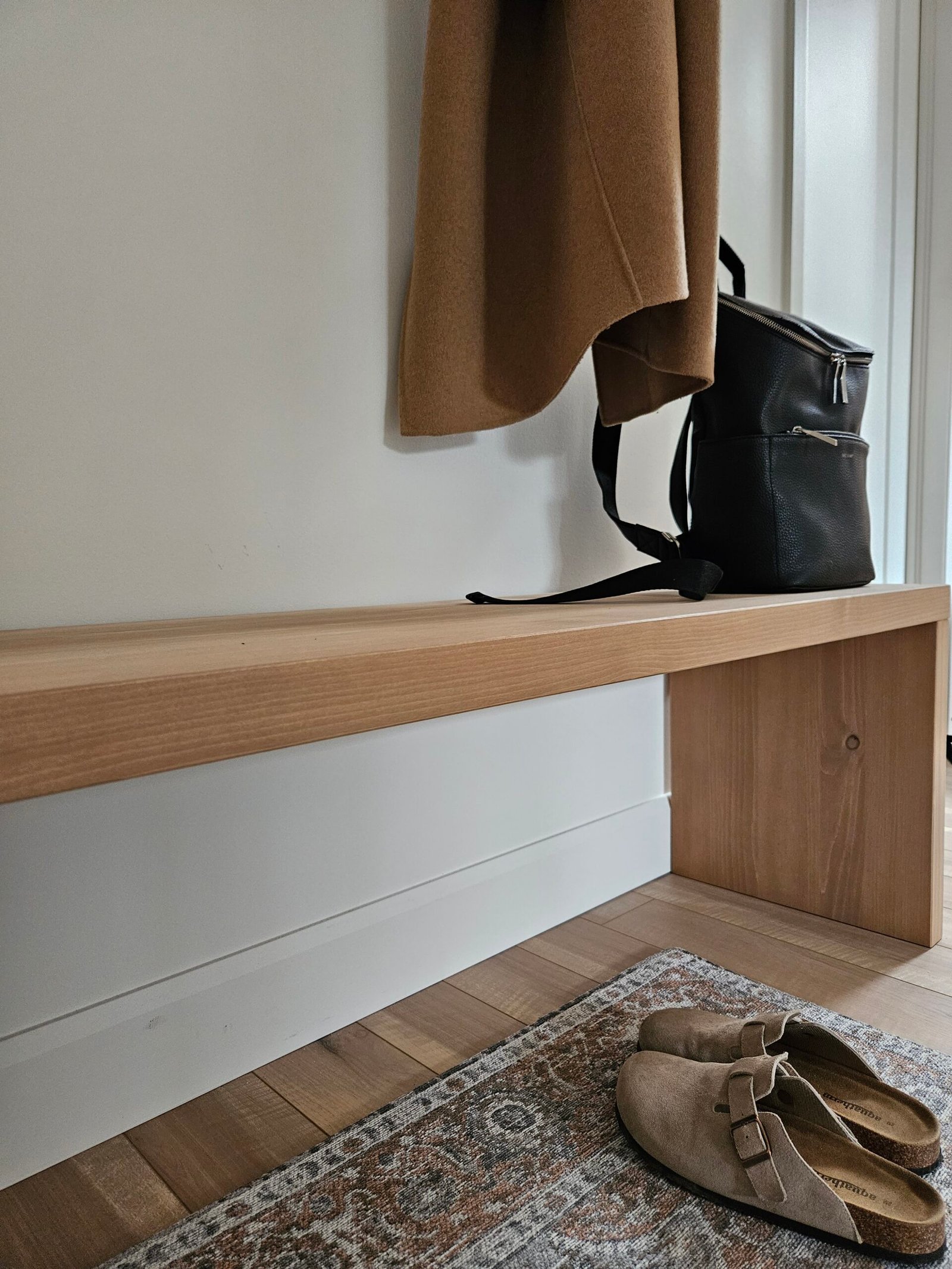 Banquette à l'entrée du chalet Le Hygge Hytte