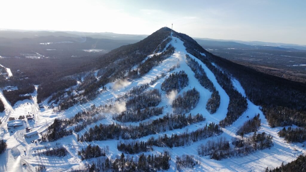 Montagne du Mont Adstock en hiver avec les pistes de ski