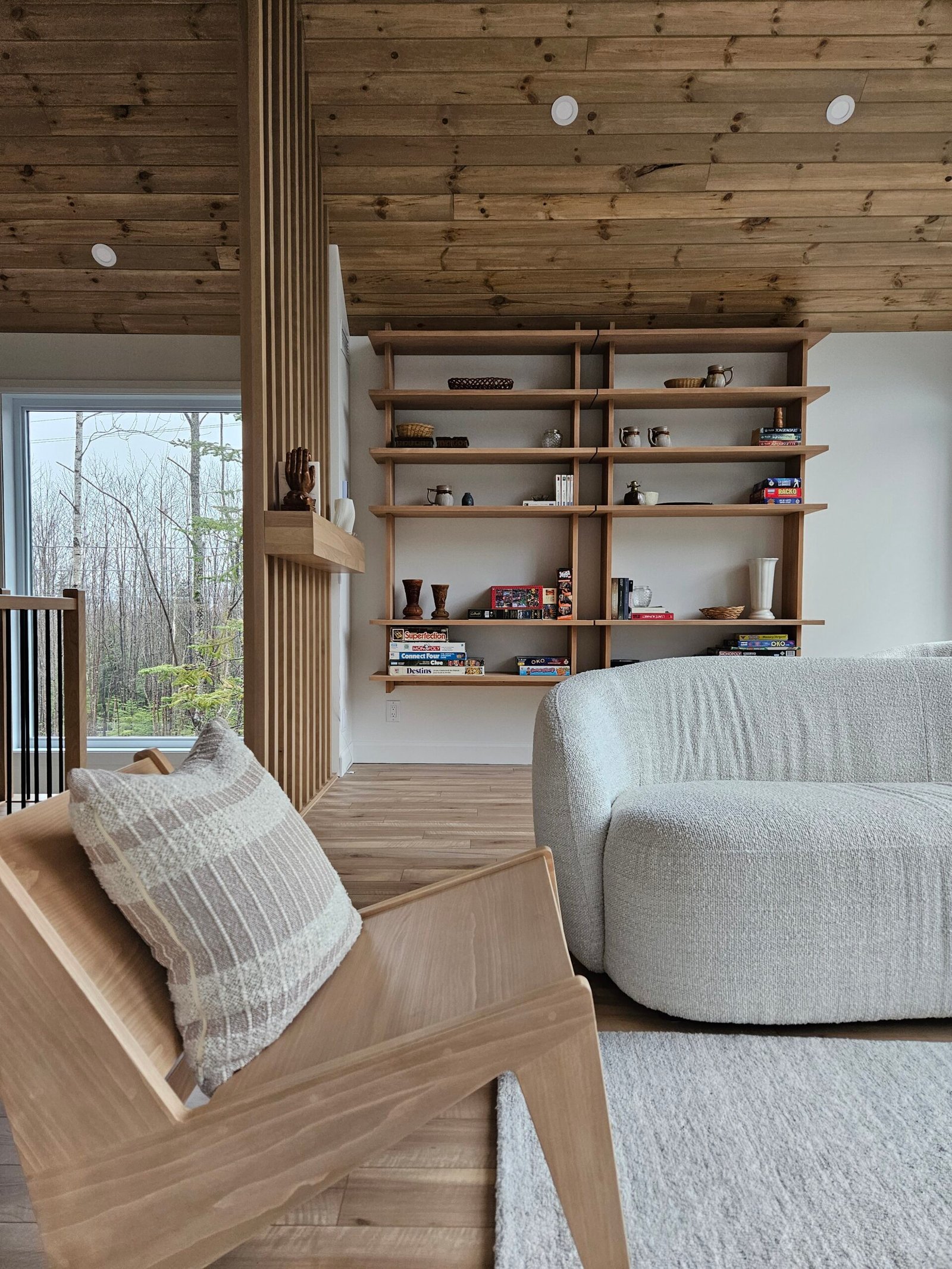 Salon avec vue sur la bibliothèque du chalet Le Hygge Hytte