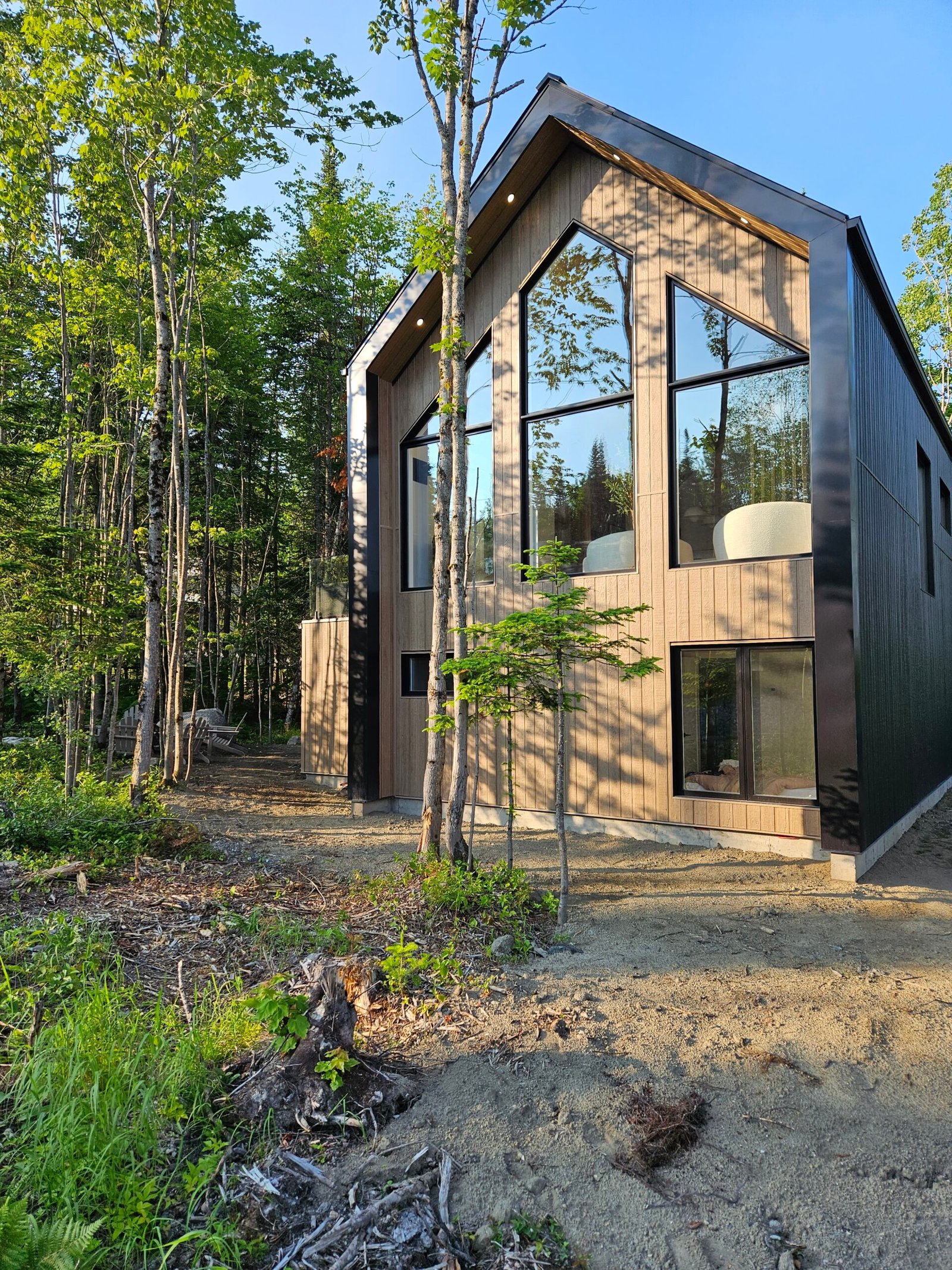 Façade ensoleillée du chalet Le Hygge Hytte