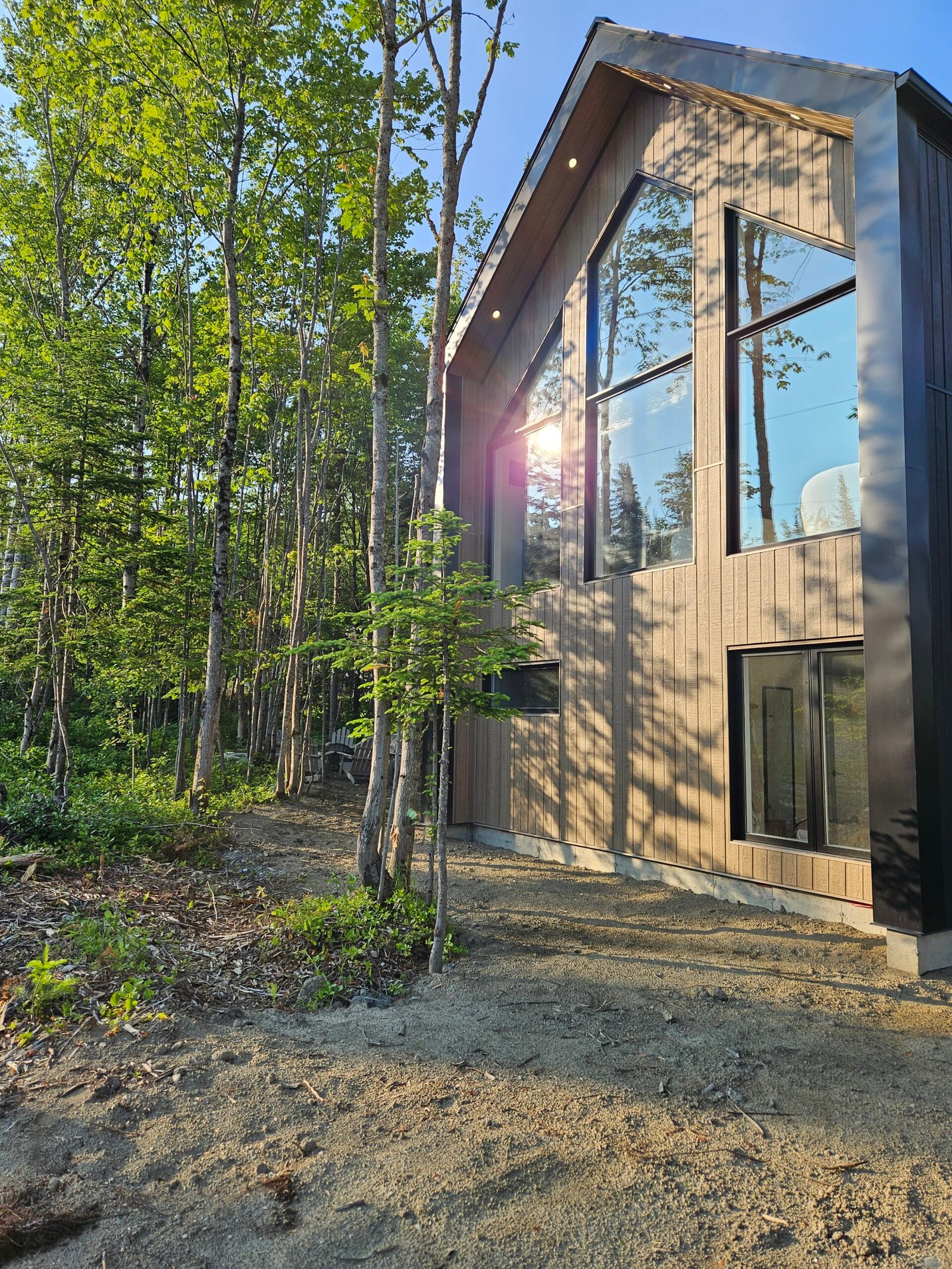 Façade ensoleillée du chalet Le Hygge Hytte